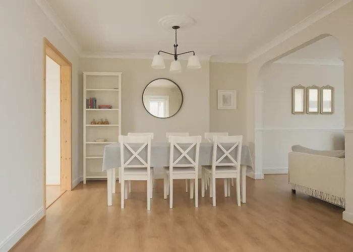 Beautiful Bright Three Bedroom House In Brighton And Hove With Free Parking